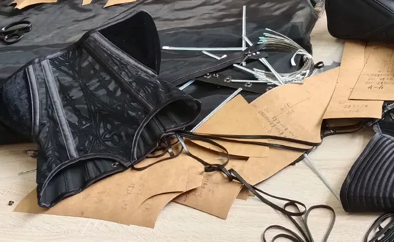 Prototypy gorsetów i papierowe wykroje na stole