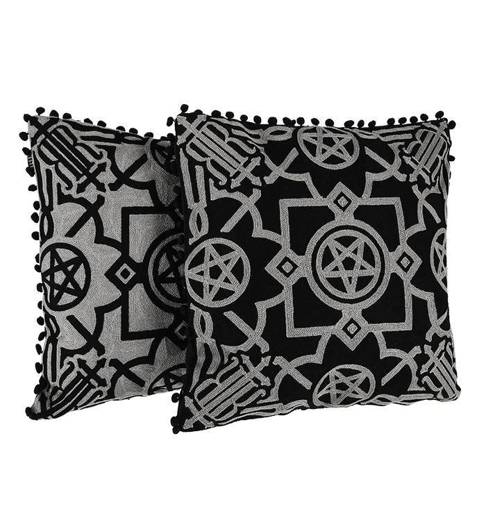 https://restyle.pl/eng_pl_BLAIR-GRAY-CUSHION-Knitted-Gothic-pillowcase-2199_5.jpg