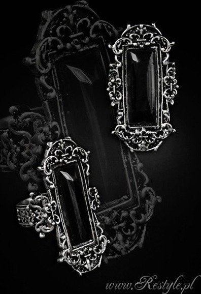 "VIVIAN BLACK" RING black, rectangle gem in decorated frame, gothic