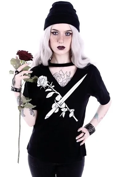 Gothic-Bluse mit Messer und rosa V-Ausschnitt mit Halsband "STAY SHARP"