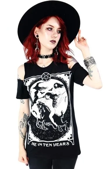 Schwarzes T-Shirt mit kalten Schultern Me in Ten Years