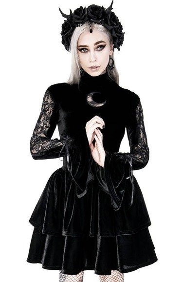 Czarna aksamitna sukienka z falbanami i księżycem 